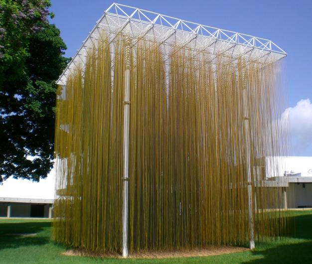 Jesús Rafael Soto Penetrable Amarillo, 1990. Wikimedia Commons. Photo by Guillermo Ramos Flamerich resized. Grid of hanging, yellow strands in massive outdoor, cube installation.